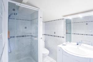 a bathroom with a shower and a toilet and a sink at Coquette chambre personnalisée chez l habitant in Saint-André-de-Seignanx