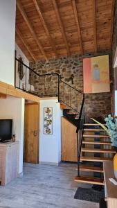 Una escalera de caracol en una habitación con una pared de piedra. en Casa BelaVista Penela - Charming Guest House - Adults Only, en Penela