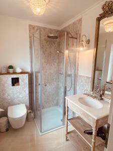 La salle de bains est pourvue d'une douche, d'un lavabo et de toilettes. dans l'établissement Hasselberger Huus, à Hasselberg