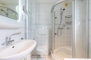 a bathroom with a sink and a shower and a toilet at Welcome in - Vakantiehuis - Middelburgsestraat 61a - Koudekerke 'Villa Querina' in Koudekerke +32 photos