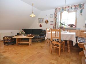 DietersdorfにあるSpacious Apartment with Sauna in Schonseeのリビングルーム(テーブル、ソファ付)