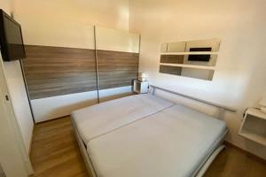 małą sypialnię z białym łóżkiem w pokoju w obiekcie Ferienwohnung im Ferienpark Falkenstein w mieście Falkenstein