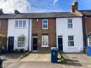 uma casa de tijolos com uma lata de lixo azul em frente em Heart of Oxford em Oxford