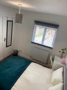 a bedroom with a bed and a window at Heart of Oxford in Oxford