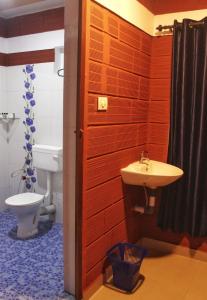 uma casa de banho com um WC e um lavatório em Mountain Manor em Vayittiri