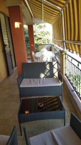 - Balcón con sofá y mesa en Casa CALCUTTA - IUN Q3398, en Olmedo