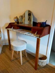 einen Holzschreibtisch mit einem Stuhl und einer Arbeitsplatte in der Unterkunft Chez Sam in Libourne