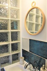 bagno con lavandino e specchio di Chez Sam a Libourne