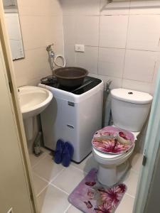een badkamer met een toilet, een wastafel en een pan bij Condo with Patio at Makati SM Jazz offers Netflix in Manilla