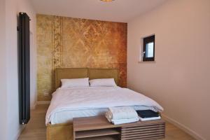 sypialnia z łóżkiem z drewnianym stołem w obiekcie Le tre Lune w mieście Nemi