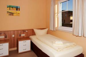 - une petite chambre avec un lit et une fenêtre dans l'établissement Holiday home in Markkleeberg near a lake, à Markkleeberg