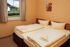 2 Einzelbetten in einem Zimmer mit Fenster in der Unterkunft Holiday home in Markkleeberg near a lake in Markkleeberg