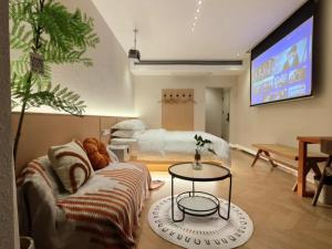 Flower Whisperer Homestay Tianmenshan Store free airport and station pick-up tesisinde bir oturma alanı