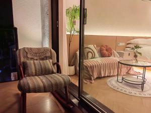 Flower Whisperer Homestay Tianmenshan Store free airport and station pick-up tesisinde bir oturma alanı