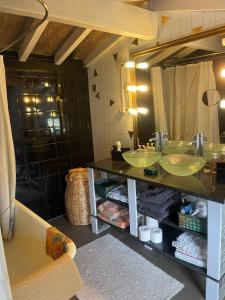een badkamer met 2 wastafels en een grote spiegel bij Casa Yuki in Anceriz