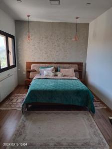 ein Schlafzimmer mit einem großen Bett und einer grünen Decke in der Unterkunft L'Écrin de Paradis in Sousse