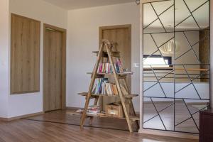 un estante de libros en una habitación junto a un espejo en L'Écrin de Paradis en Sousse