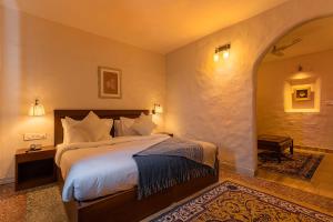 1 dormitorio con 1 cama grande en una habitación en MAATI - Signature Collection by Eight Continents, en Nainital