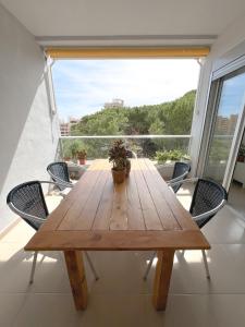 un tavolo in legno posto sopra un balcone di Duna de arenales ad Arenales del Sol