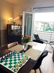 een woonkamer met een schaakbord op een tafel bij Montpellier Gare District in Montpellier