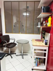 een keuken met een tafel, een stoel en een tafel bij Montpellier Gare District in Montpellier