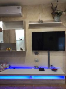 A television and/or entertainment centre at Casa Bellavista con piscina en Caldes Costa Brava
