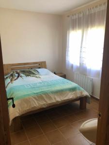 A bed or beds in a room at Casa Bellavista con piscina en Caldes Costa Brava