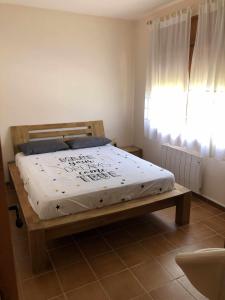 A bed or beds in a room at Casa Bellavista con piscina en Caldes Costa Brava