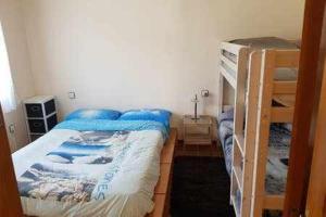 A bed or beds in a room at Casa Bellavista con piscina en Caldes Costa Brava