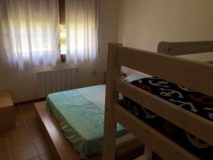 A bed or beds in a room at Casa Bellavista con piscina en Caldes Costa Brava