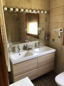 y baño con lavabo y espejo. en Casa Bellavista con piscina en Caldes Costa Brava en Caldes de Malavella