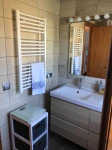 A bathroom at Casa Bellavista con piscina en Caldes Costa Brava