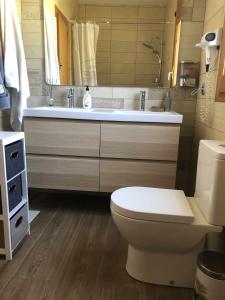 A bathroom at Casa Bellavista con piscina en Caldes Costa Brava