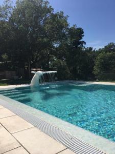 uma piscina com uma fonte de água em Casa Bellavista con piscina en Caldes Costa Brava em Caldes de Malavella