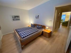 1 dormitorio con 1 cama grande y 2 lámparas. en Ferienresidenz-an-der-Bode-Wohnung-2, en Braunlage
