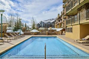 una piscina en medio de un edificio en Enzian at Vail 117, en Vail