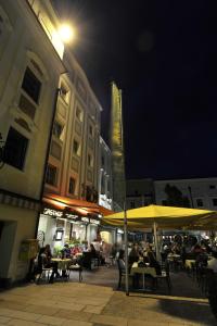 A restaurant or other place to eat at Appartement-Hotel GH Zum Goldenen Schiff