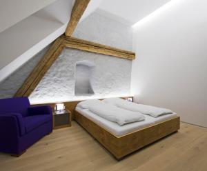 A bed or beds in a room at Appartement-Hotel GH Zum Goldenen Schiff Még 37 kép