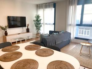 sala de estar con 2 mesas y sofá en Luxury Beach Suite by Canary365, en Las Palmas de Gran Canaria