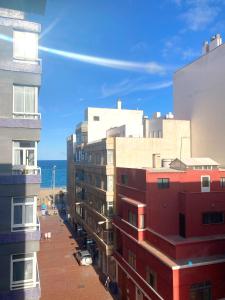 una vista de los edificios con el océano en el fondo en Luxury Beach Suite by Canary365, en Las Palmas de Gran Canaria