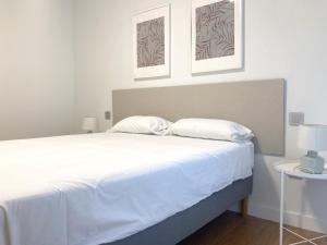 ein Bett mit zwei Kissen darauf in einem Schlafzimmer in der Unterkunft Luxury Beach Suite by Canary365 in Las Palmas de Gran Canaria