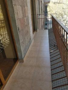 um corredor vazio com uma escada num edifício em Tigran Mec em Yerevan