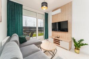 Μια τηλεόραση ή/και κέντρο ψυχαγωγίας στο Apartament Eco Modern I z Basenem Letnim by Holidaysun