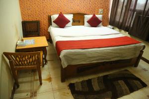 una camera con un grande letto e un tavolo di MID CITY HOTEL & RESTO a Chandīgarh