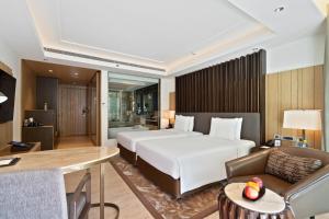 Postel nebo postele na pokoji v ubytování JW Marriott Mussoorie Walnut Grove Resort & Spa