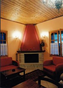 sala de estar con chimenea y techo rojo en Epavli Antonis, en Konitsa