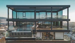 弗赖施塔特Impulshotel FREIGOLD的一座带玻璃窗的建筑,阳台上有人