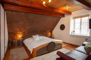 a bedroom with a large bed and a couch at Ferienwohnung Dien Uttied in Grasberg