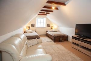 a living room with a couch and a tv at Ferienwohnung Dien Uttied in Grasberg