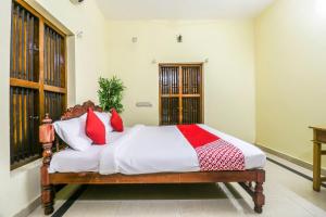 A bed or beds in a room at OYO Green Villa